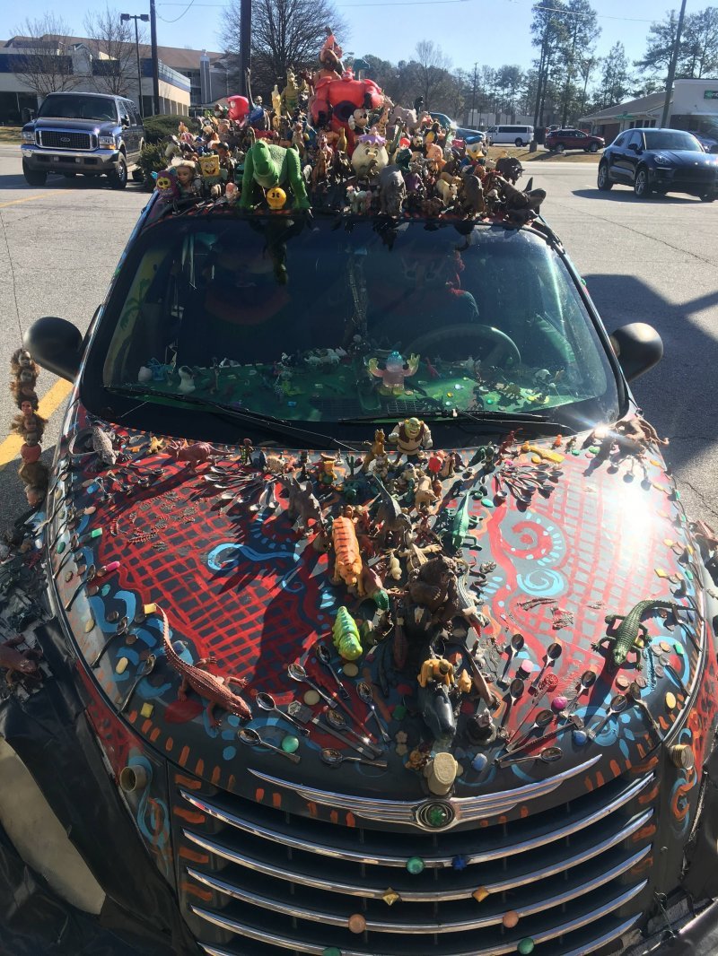 Автомобилист украсил свой Крайслер игрушками, ложками и монетами