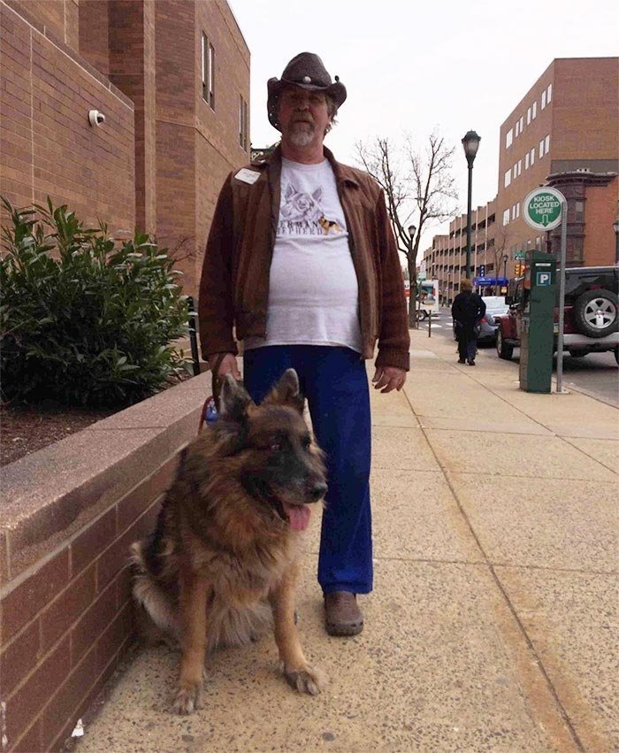 "Сегодня я встретил настоящего героя. Встречайте собаку по кличке Сэм, который недавно вышел на пенсию после 10 лет работы и более 300 найденных детей за всё время работы в поисково-спасательной службе"