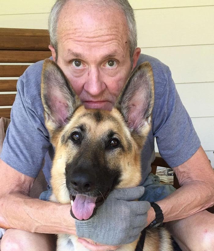 Когда на Джерри Фланигана напали два питбуля, его любимая собака Кэти Мэй напрыгнула на него, защитив область его шеи собственным телом. Согласно ветеринарам, она могла умереть, если бы один из следующих укусов пришёлся в её шею