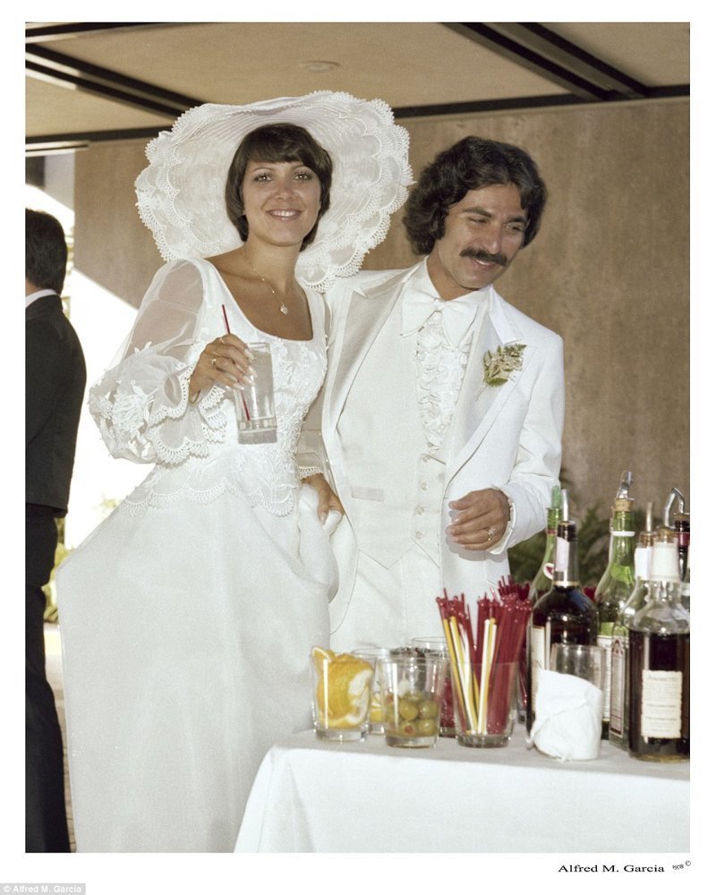 Крис и Роберт Кардашян поженились в 1978 году. В качестве фотографа на роскошной свадьбе присутствовал Альфред Гарсия.