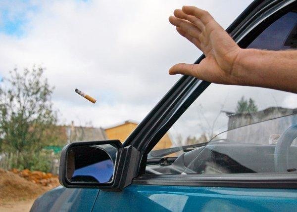 За брошенный из окна машины окурок введут штрафы