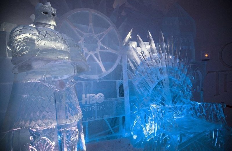 Ледяную копию Железного трона охраняет Григор "Гора" Клиган