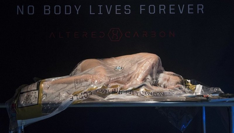 Телеканал напугал посетителей выставки безжизненными телами в мешках