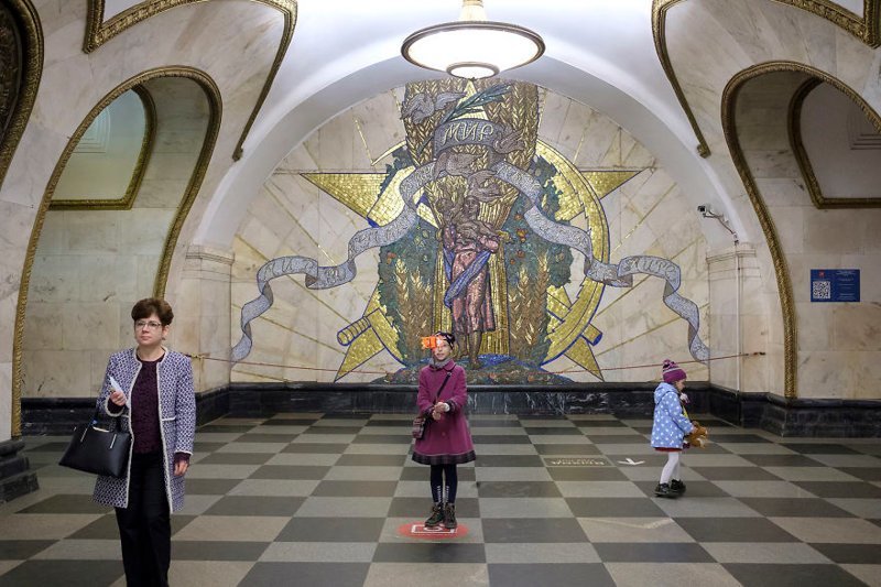 Новослободская. "Это одна из излюбленных станций туристов и самих москвичей. Здесь даже есть специальные "места для селфи". Новослободская, открытая в 1952 году, символизирует величие социализма"