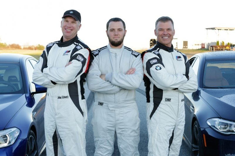 Слева направо: пилот Йохан Шварц, скользивший на «эм-пятой» восемь часов и 322,5 круга, герой-заправщик Мэтт Баттс из Detroit Speed, водитель «топливного» седана Мэтт Маллинс.