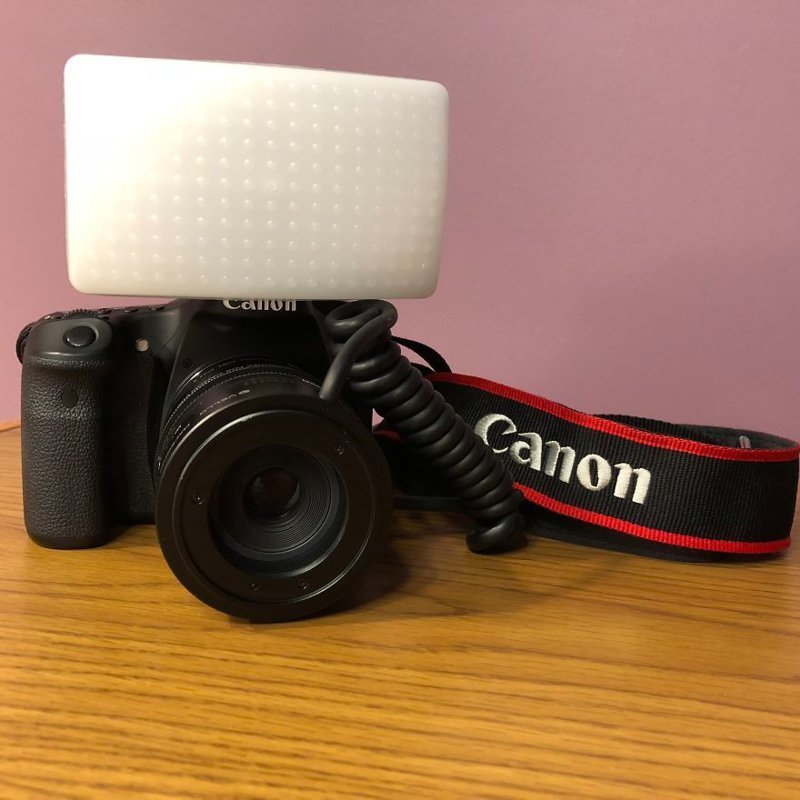 Для съемки используется Canon 70D и диффузор (рассеиватель) для встроенной вспышки