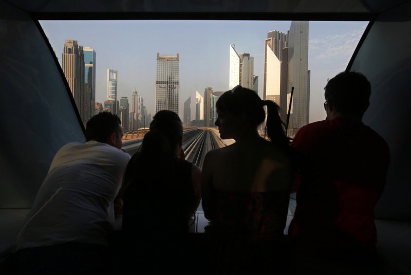 В Дубае даже на небольшие расстояния ездят на машинах, такси или общественном транспорте, например, метро — потому что жара. Дубайскому метро всего пять лет, но оно уже ежедневно обслуживает по 500 тыс. пассажиров