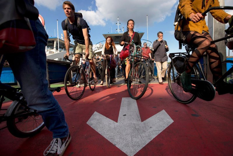 Когда-нибудь доводилось стоять в велосипедной пробке, да еще и на пароме? Для жителей Амстердама это ежедневная реальность, данная им в не очень приятных ощущениях
