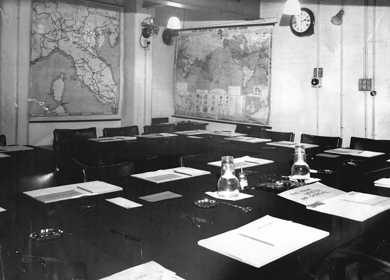 Также в бункере располагался Кабинет (Cabinet Room), в котором во время войны проходили заседания кабинета министров