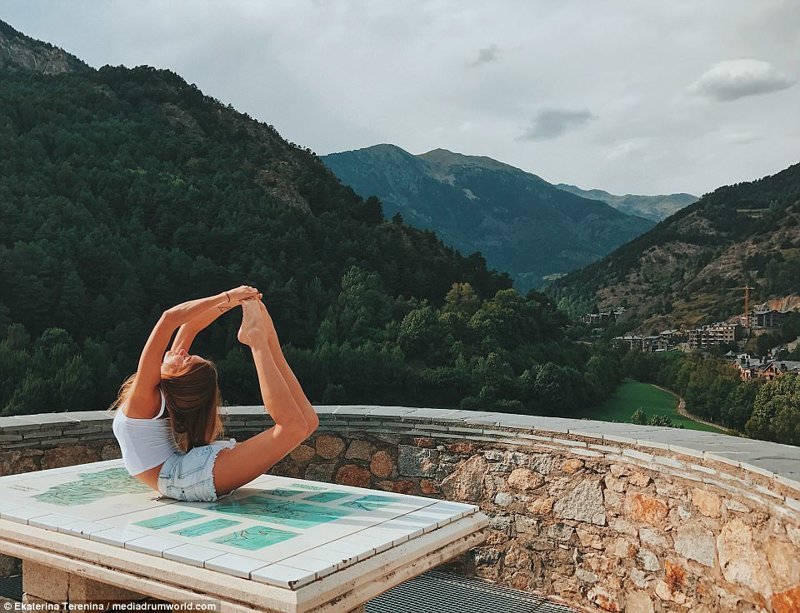 Йога и путешествия: девушка ездит по миру, показывая чудеса гибкости