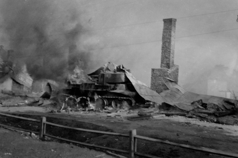 По фотографии горящего танка историки-энтузиасты восстановили подвиг Егора Игнахина