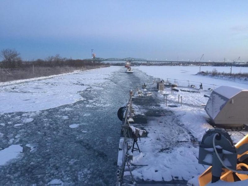 Новейший корабль американского флота вмёрз в лёд Канады