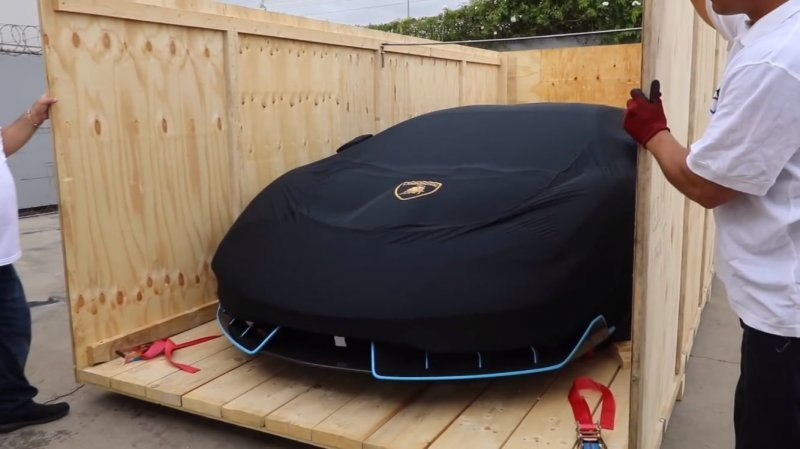 Lamborghini Centenario: как распаковывают новенький суперкар