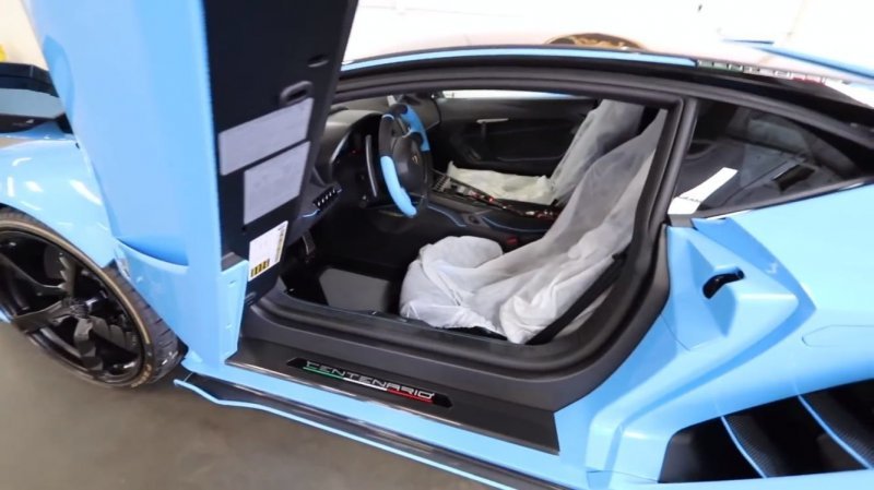 Lamborghini Centenario: как распаковывают новенький суперкар