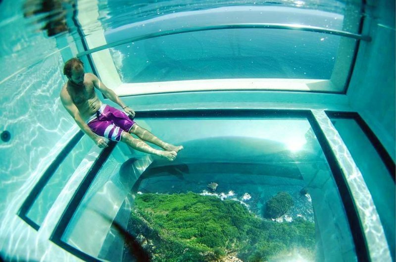 Этот эпический бассейн на Бали расположен на 150-метровой высоте. И у него стеклянное дно!