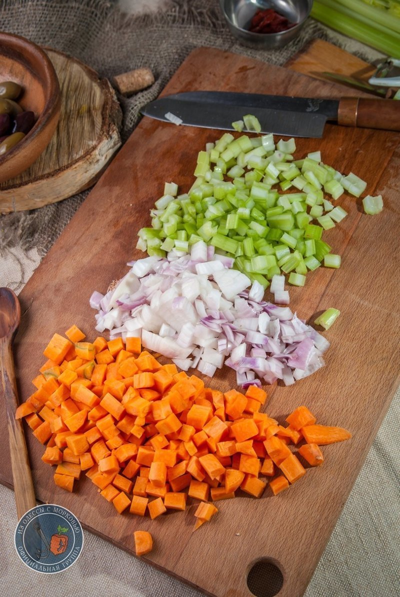 - Сковороду протереть. Вновь влить немного масла и добавить нарезанные кубиком сельдерей, морковь и лук. Пассеровать до мягкости- 5-8 минут.
