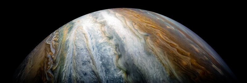 "Юпитер предстал перед зрителями в улучшенном цветном изображении как гобелен ярких облачных поясов и штормов", - сопроводило подписью снимок агентство NASA