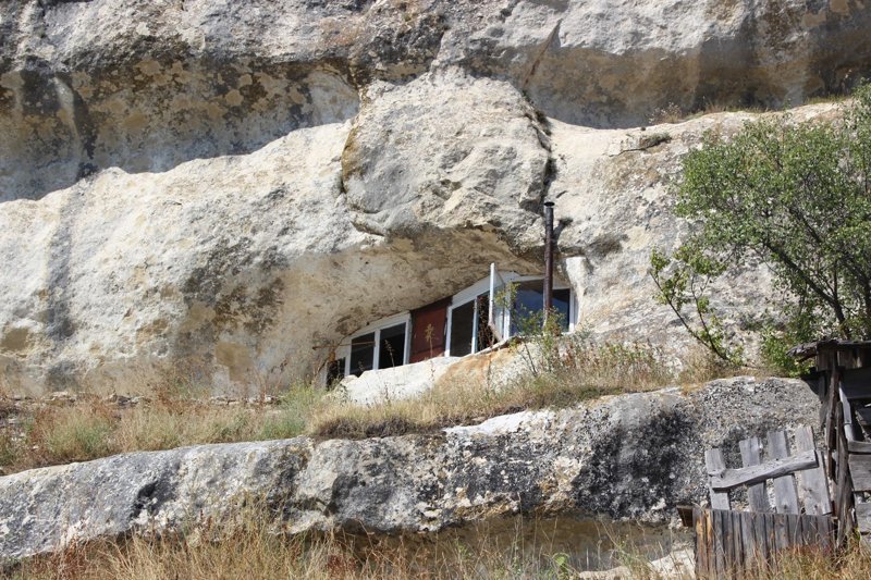 Дома, выдолбленные в скалах и камнях