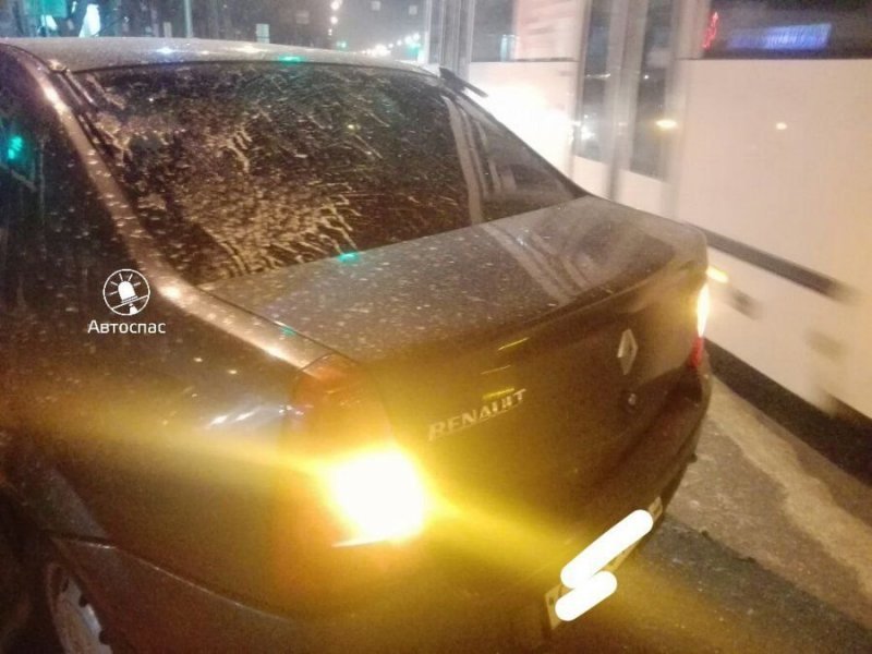 Водитель такси Renault Logan двигался по улице Немировича-Данченко со стороны улицы Ватутина. По ходу движения из двигавшейся попутно Toyota Corolla пассажиром через боковое окно была выброшена бутылка пива, которая попала в Рено.