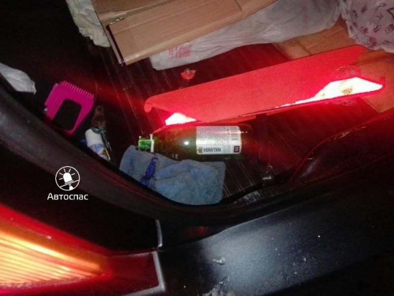 Водитель такси также пояснил, что он подобрал брошенную в его автомобиль бутылку пива, предварительно надев перчатки. Таксист сообщил, что будет требовать у полицейских снятия отпечатков пальцев с бутылки.