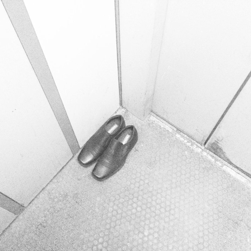 Оставленные ботинки в лифте - это череда случайностей или чей-то креативный флешмоб?