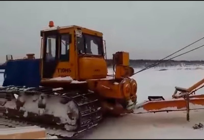 Вслед за бензовозом и автокраном под лед спустили трактор: видео