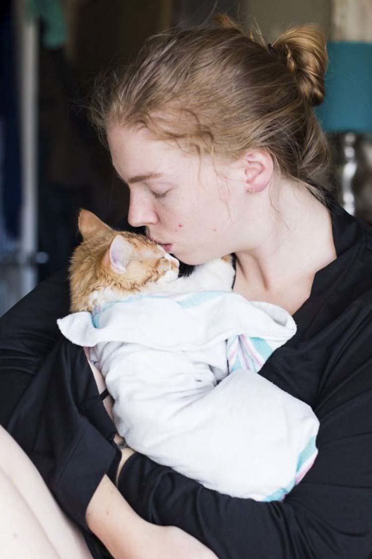 Пара устроила шуточную фотосессию родов, в результате которых на свет появился кот