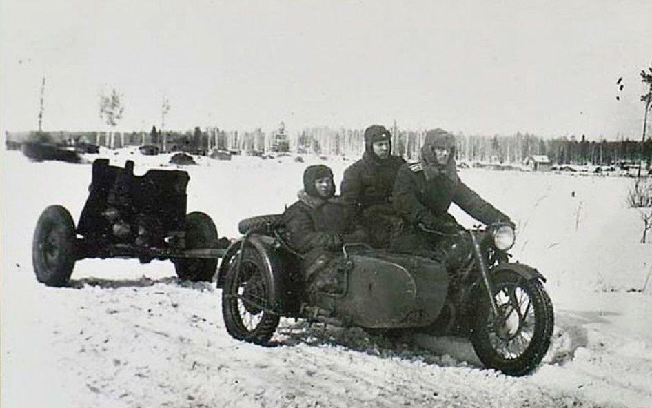 Первые 2 военный. Мотоцикл м 72 в РККА. М72 мотоцикл 1941. Мотоцикл РККА м72 с коляской. Мотоцикл м 72 с приводом на коляску.