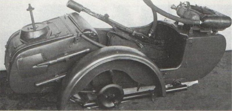 Модель ОМ — коляска со специальным оборудованием для установки ранцевого огнемета.