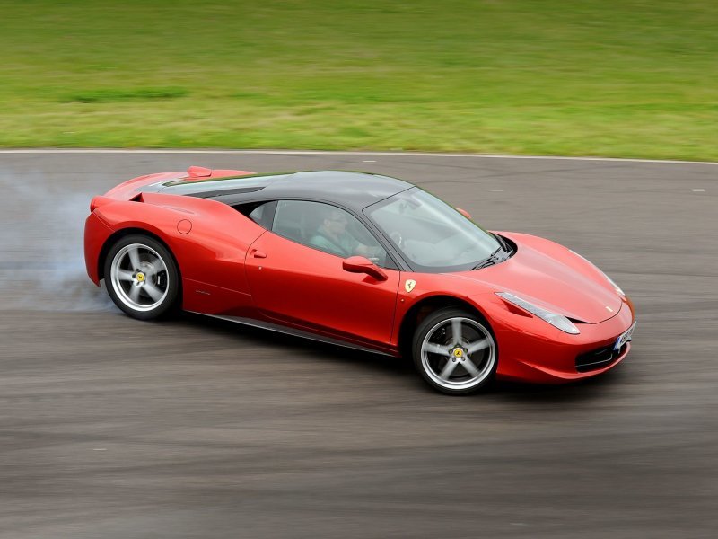 На первое место по итогам опроса вышла Ferrari 458 Italia — модель совсем свежая, дебютировавшая в 2009 году и выпускавшаяся до 2015 года.
