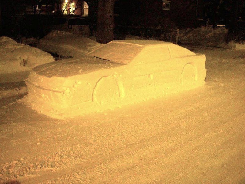 В Канаде вылепленный из снега автомобиль получил штраф за неправильную парковку