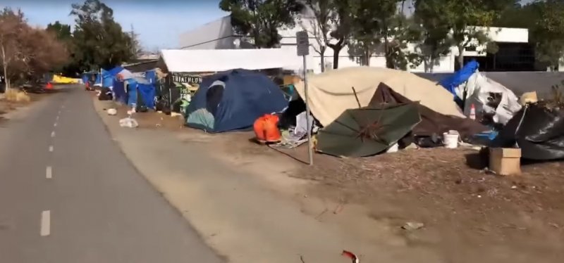 Из комментариев к видео: город бездомных находится недалеко от Диснейленда и стадиона Анахайм в Калифорнии. Власти знакомы с данной проблемой, но закрывают глаза бездомные, бомжи, в мире, видео, калифорния, нищета, палатка, палатки, сша