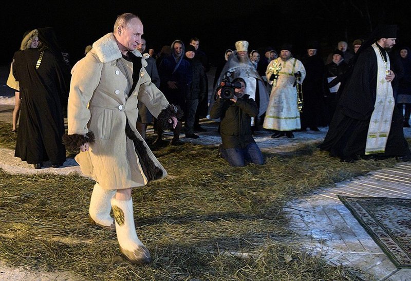 Путин окунулся в прорубь в монастыре на Селигере
