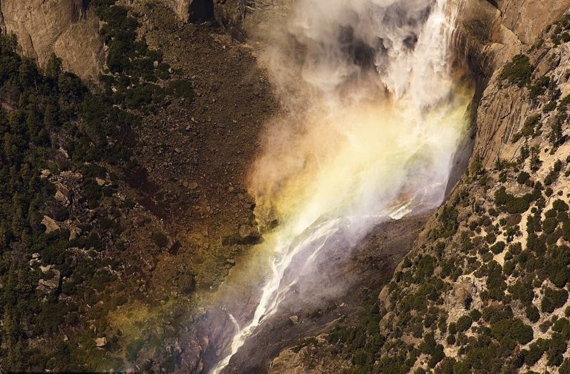 Водопад в национальном парке Йосемити, штат Калифорния