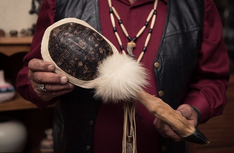 Это изделие из панциря черепахи и копыта оленя используется в традиционных церемониях племени