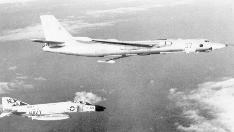 Американский истребитель F-4B-6-MC Phantom II преследует советский бомбардировщик М3 (по классификации НАТО «Bison-B»), фото между 1967 и 1968 г.