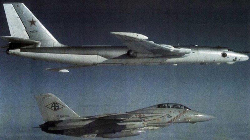 Американский истребитель F-14A преследует советский бомбардировщик М3 (по классификации НАТО «Bison-B»), 1982 год