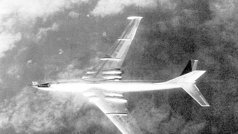 Советский бомбардировщий 3М, сфотографированный американскими военными во время Войны во Вьетнаме, 1968 год