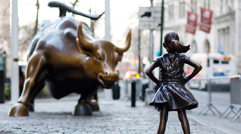 Скульптуры Атакующего быка и Бесстрашной девочки в Финансовом квартале Нью-Йорка, март 2017 года