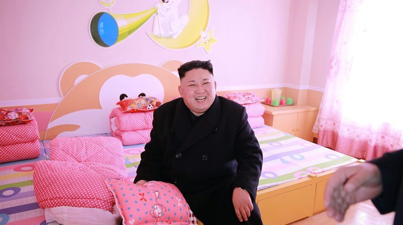 Высший руководитель КНДР Ким Чен Ын во время посещения начальной школы для сирот в Пхеньяне. Фотография опубликована агентством ЦТАК в феврале 2017 года