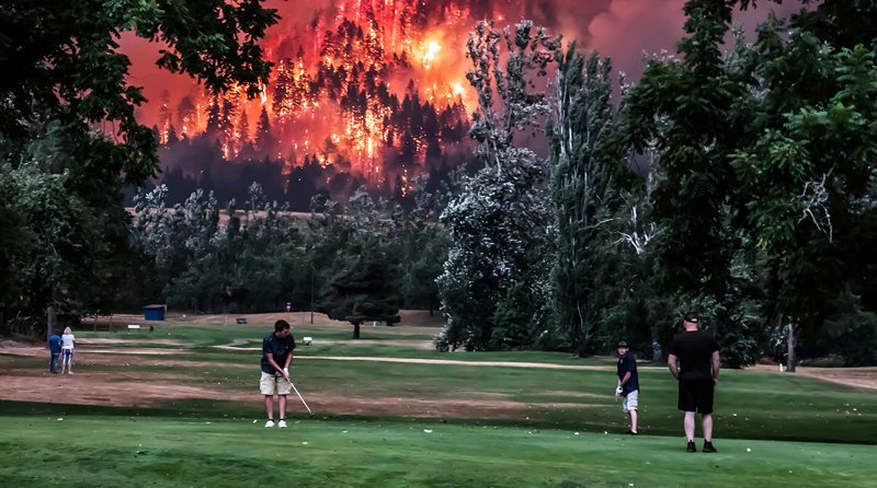 Игра в гольф на фоне лесного пожара в Норт-Бонневил, штат Вашингтон, сентябрь 2017 года