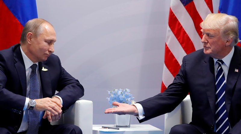 Президент России Владимир Путин и президент США Дональд Трамп во время первой встречи на саммите G20 в Гамбурге, июль 2017 года