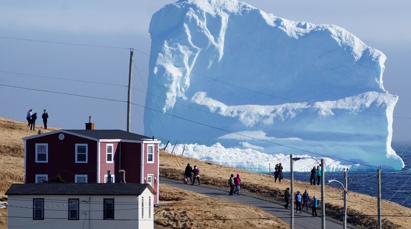 Первый айсберг сезона на «Аллее Айсбергов» около Ферриленда на острове Ньюфаундленд в Канаде, апрель 2017 года