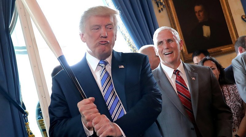 Президент США Дональд Трамп с бейсбольной битой и вице-президент Майк Пенс на мероприятии «Сделано в Америке» в Белом доме, июль 2017 года