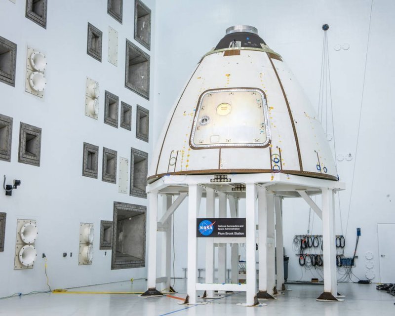 Капсула Orion во время прохождения вибрационного и акустического теста.