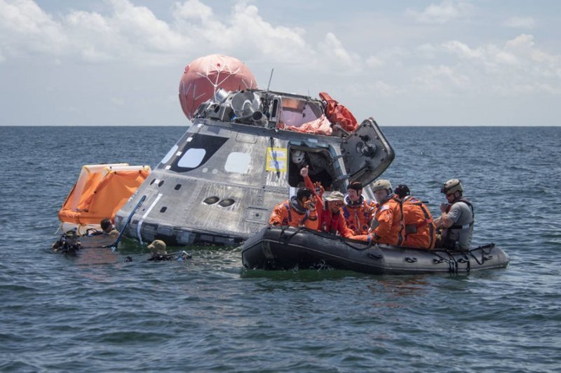 Тест капсулы экипажа Orion в Мексиканском заливе.