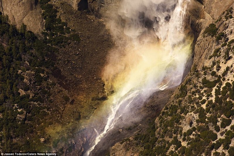 Водопад в Йосемитском национальном парке, штат Калифорния