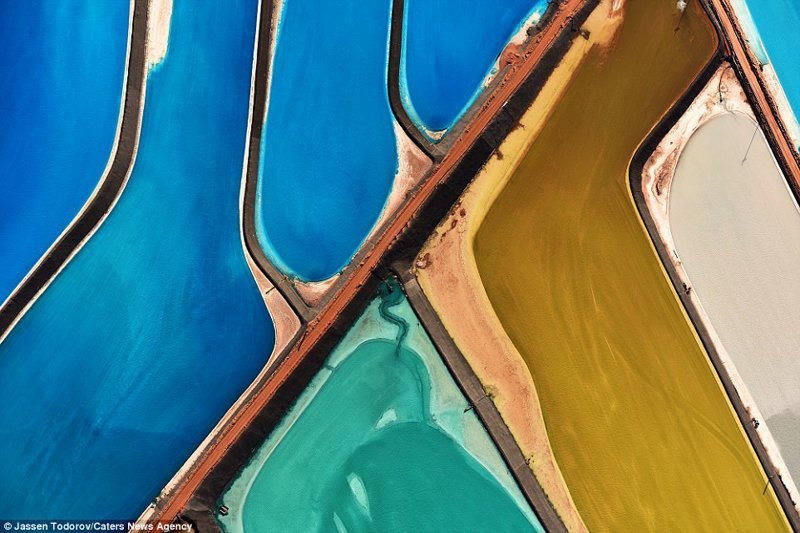 Испарительные калийные пруды компании Intrepid Potash, штат Юта. Intrepid Potash Inc. - крупнейший производитель хлорида калия в США. Для ускорения процесса испарения в водоемы добавляется ярко-синяя краска