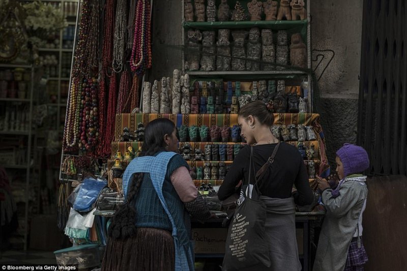 На рынке продаются и традиционные боливийские сувениры. Продавцы привлекают туристов к лавкам различными историями и поверьями, связанными с теми или иными вещами