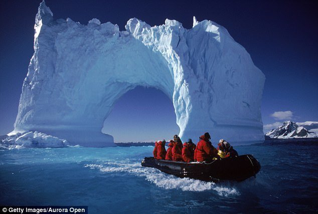 Интересный факт: растопленные куски айсбергов, выловленные у берегов, часто используют для изготовления экологически чистых продуктов. В этих же целях айсберги иногда буксируют к берегу.